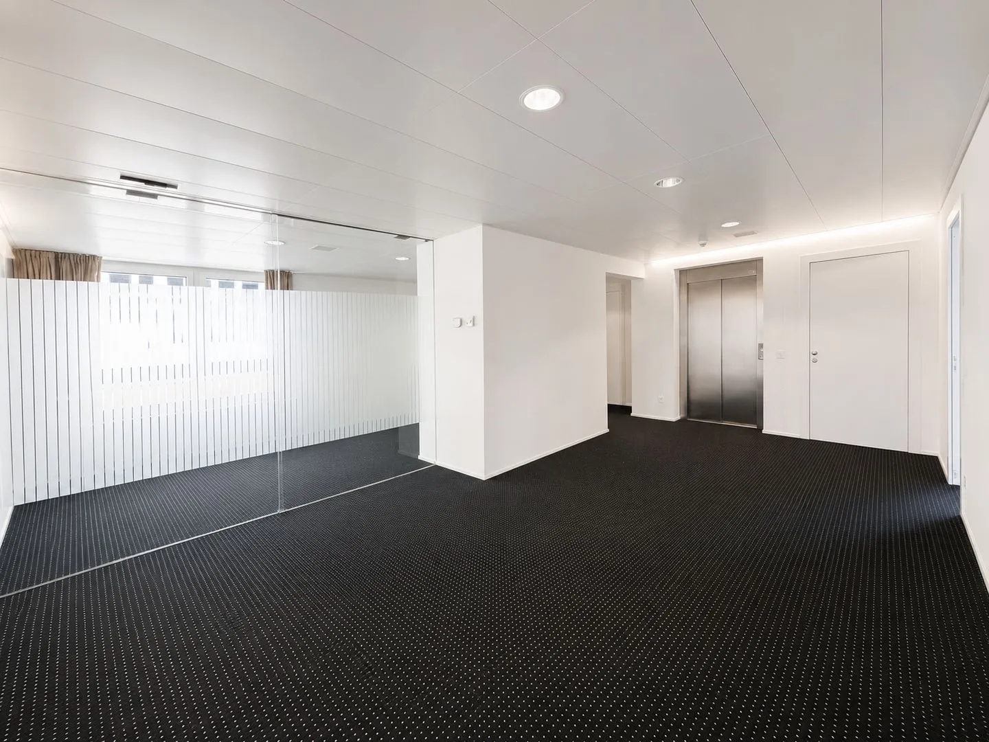 Interesting commercial space for use as an office - Photo 5 of 11