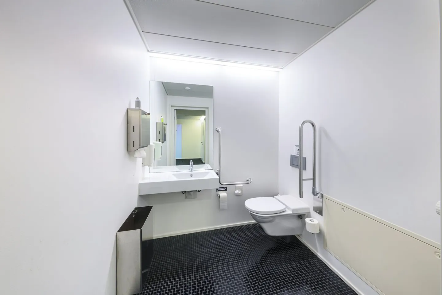 Interesting commercial space for use as an office - Photo 10 of 11