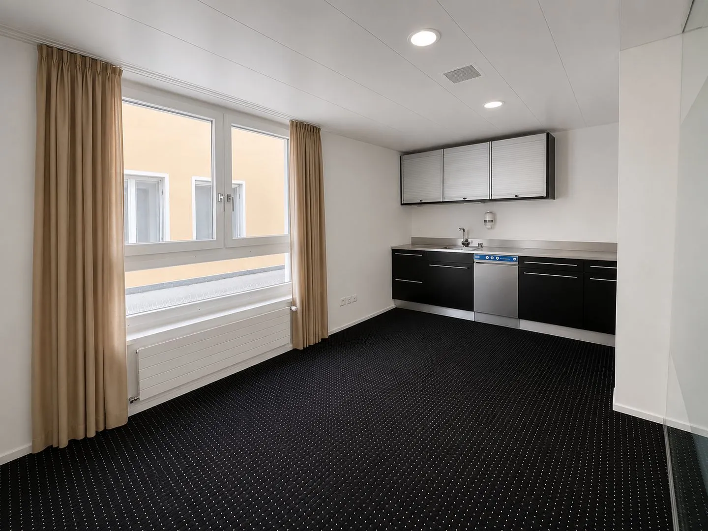 Interesting commercial space for use as an office - Photo 9 of 11