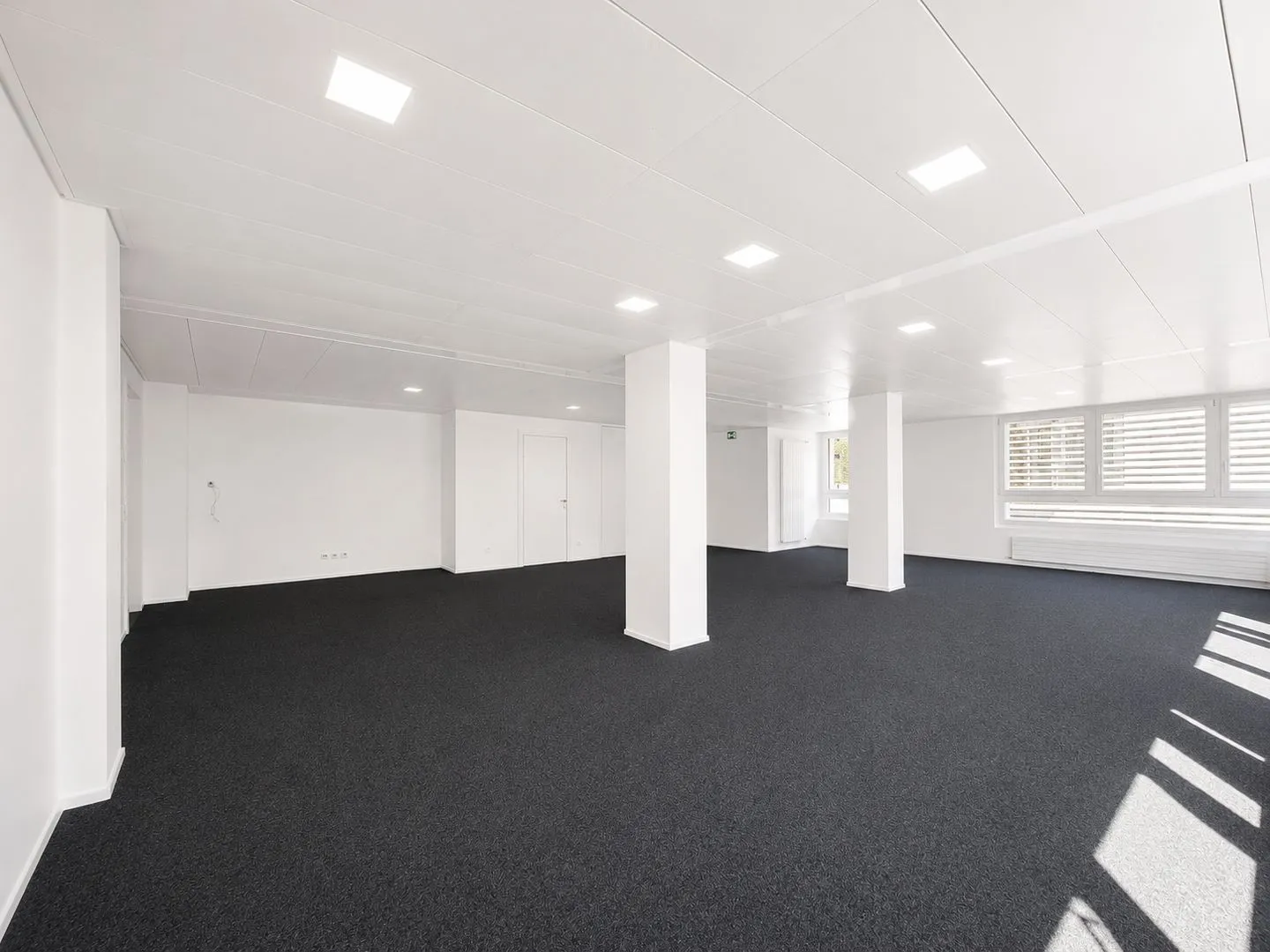 Interesting commercial space for use as an office - Photo 4 of 11