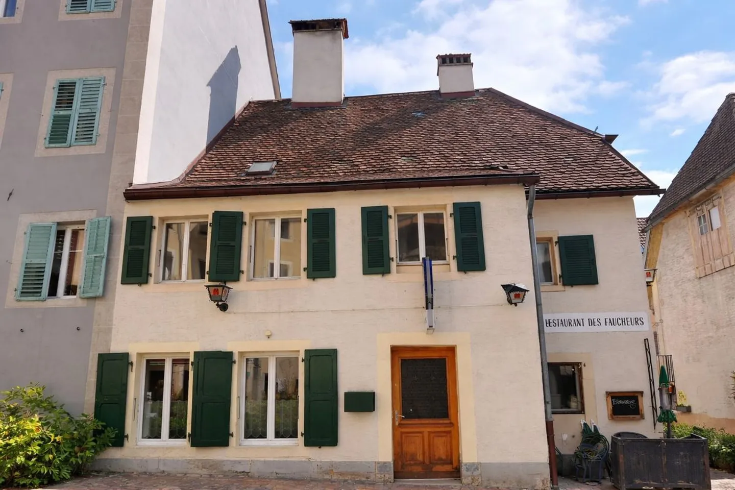 Haus ideal im Stadtzentrum gelegen, das ein Restaurant mit dem Namen 'Le Faucheur' beherbergt - Foto 2 von 12
