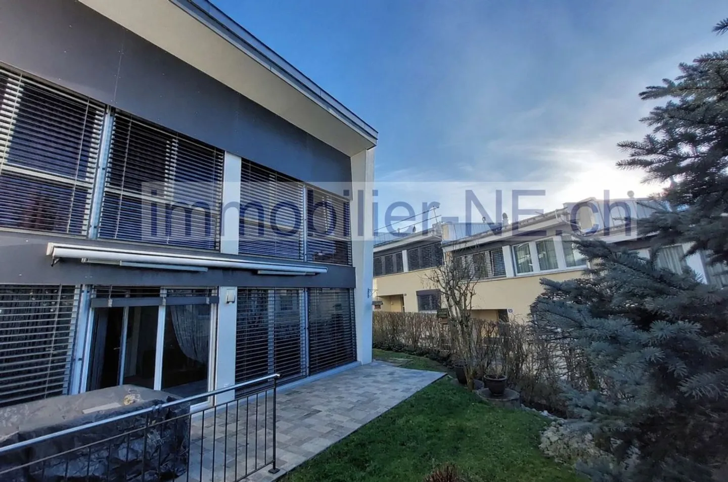 Zeitgenössische Villa mit einem privaten Garten und einem Innenparkplatz. - Foto 1 von 13