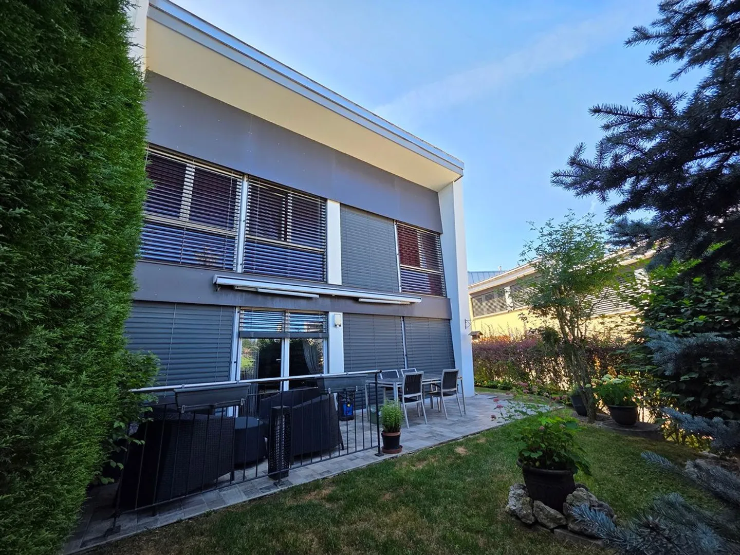 Moderne Villa mit privatem Garten und einem Innenparkplatz - Foto 3 von 13