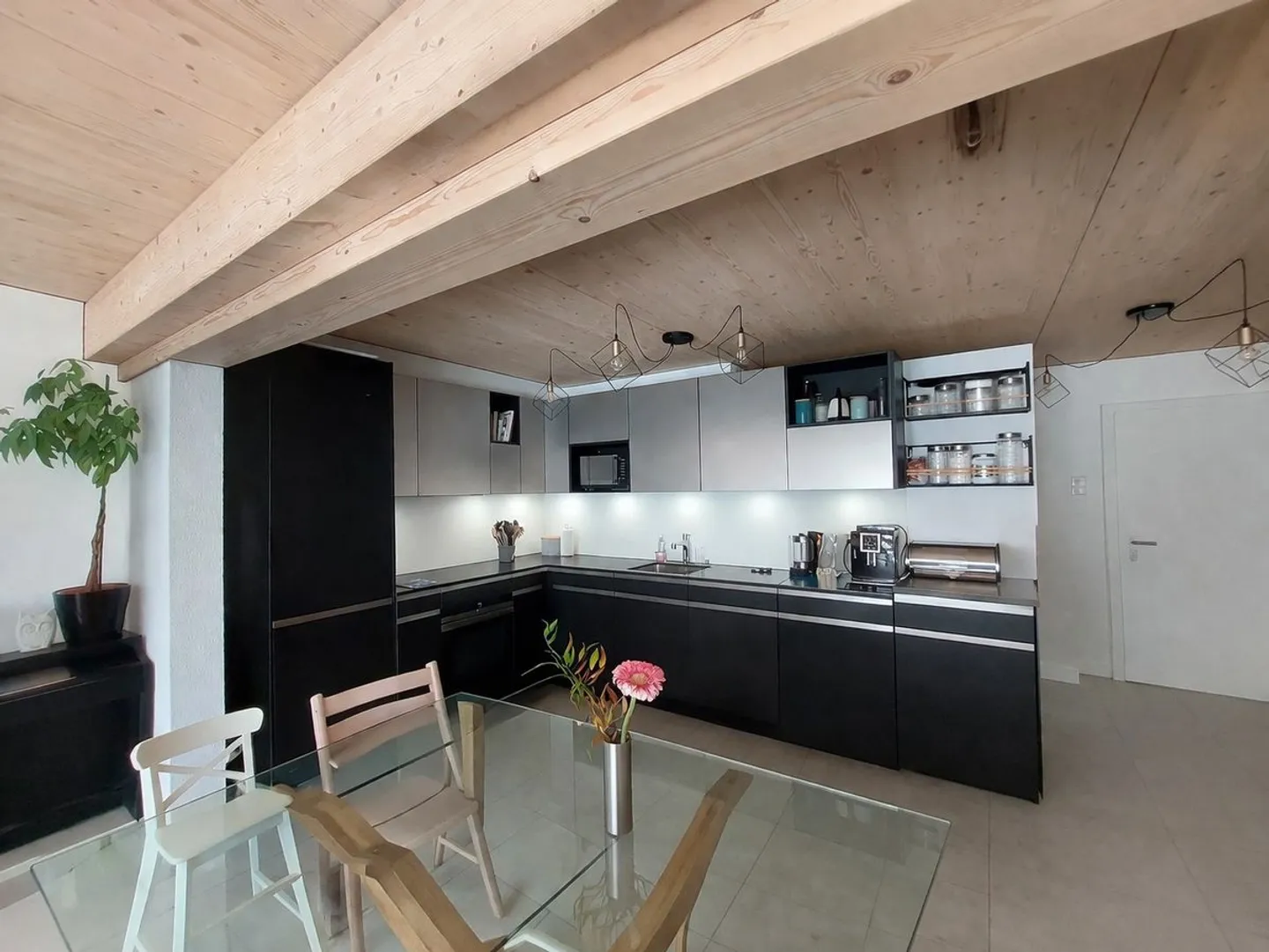Appartement moderne de 4,5 pièces avec terrasse, une place de parc intérieure et un place de stationnement extérieure - Foto 3 von 11