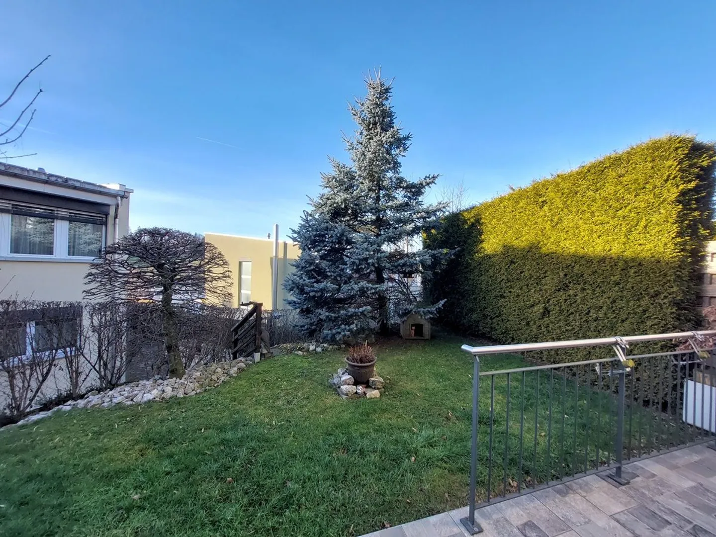 SUPERBE VILLA CONTEMPORAINE DOTÉE D'UNE VASTE BAIE VITRÉE - Photo 3 of 12