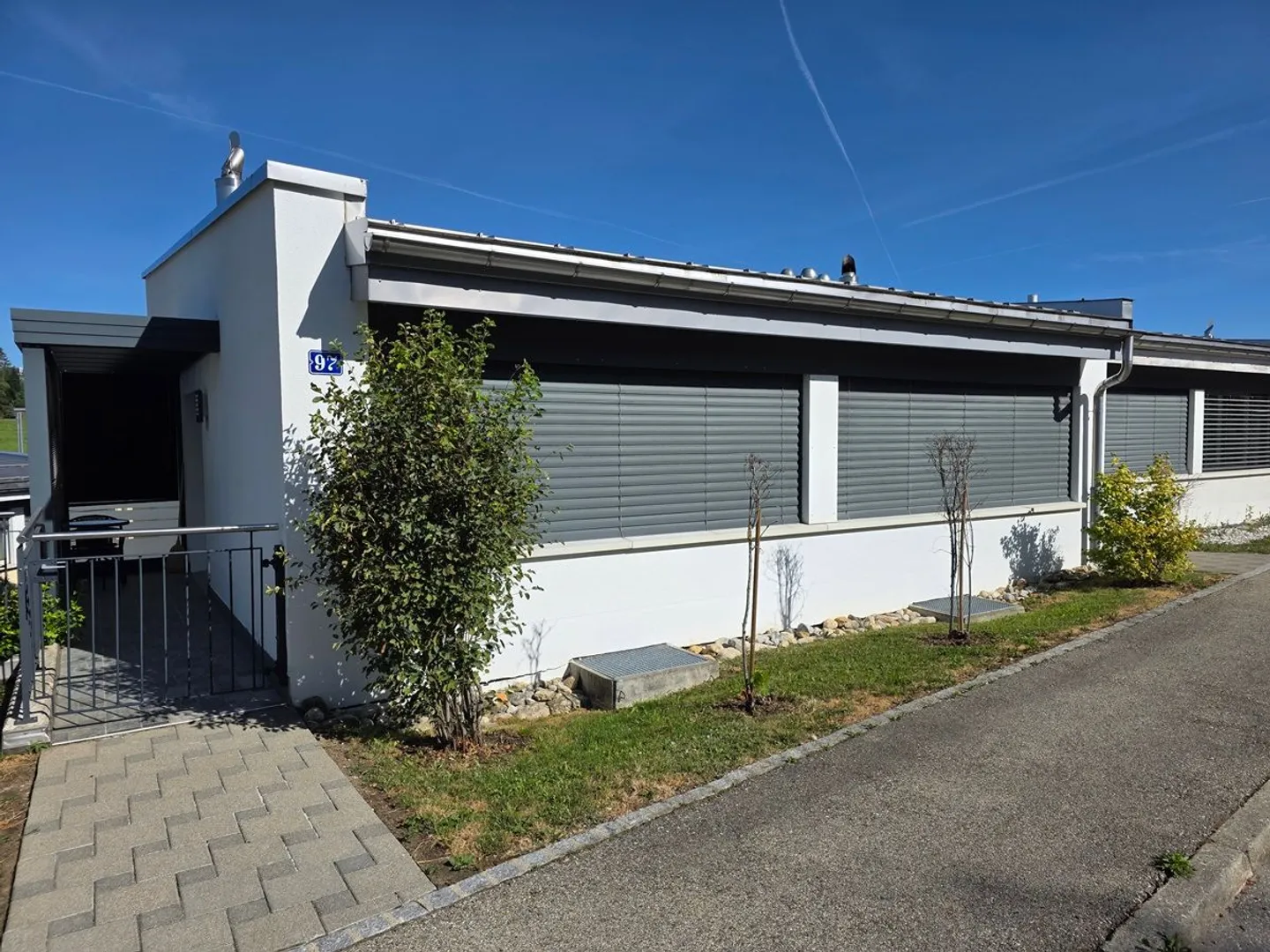 Moderne Villa mit privatem Garten und einem Innenparkplatz - Foto 1 von 13