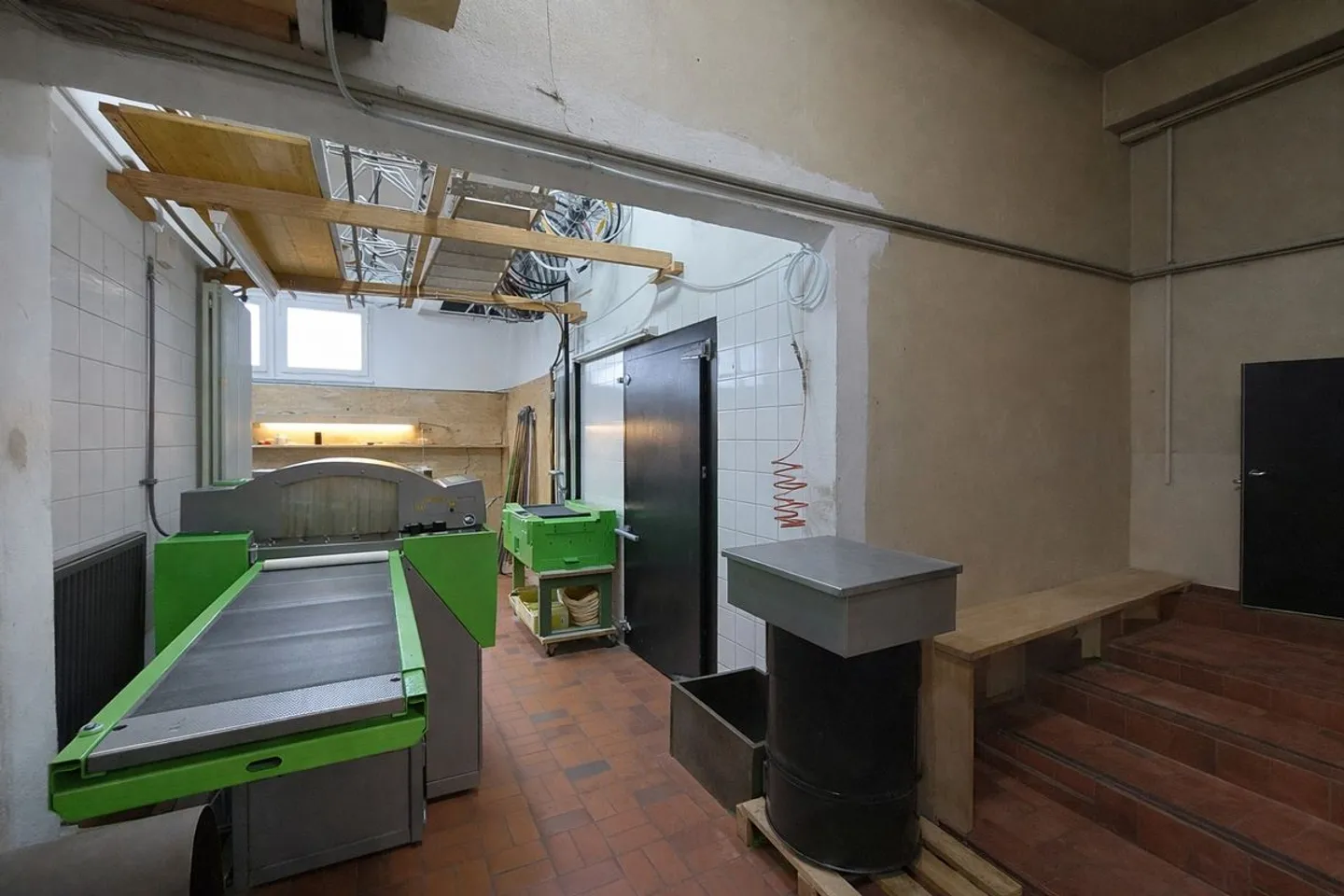 SUPERB COMMERCIAL SPACE OF 470M² ON A VERY BUSY AXIS - Photo 7 of 8