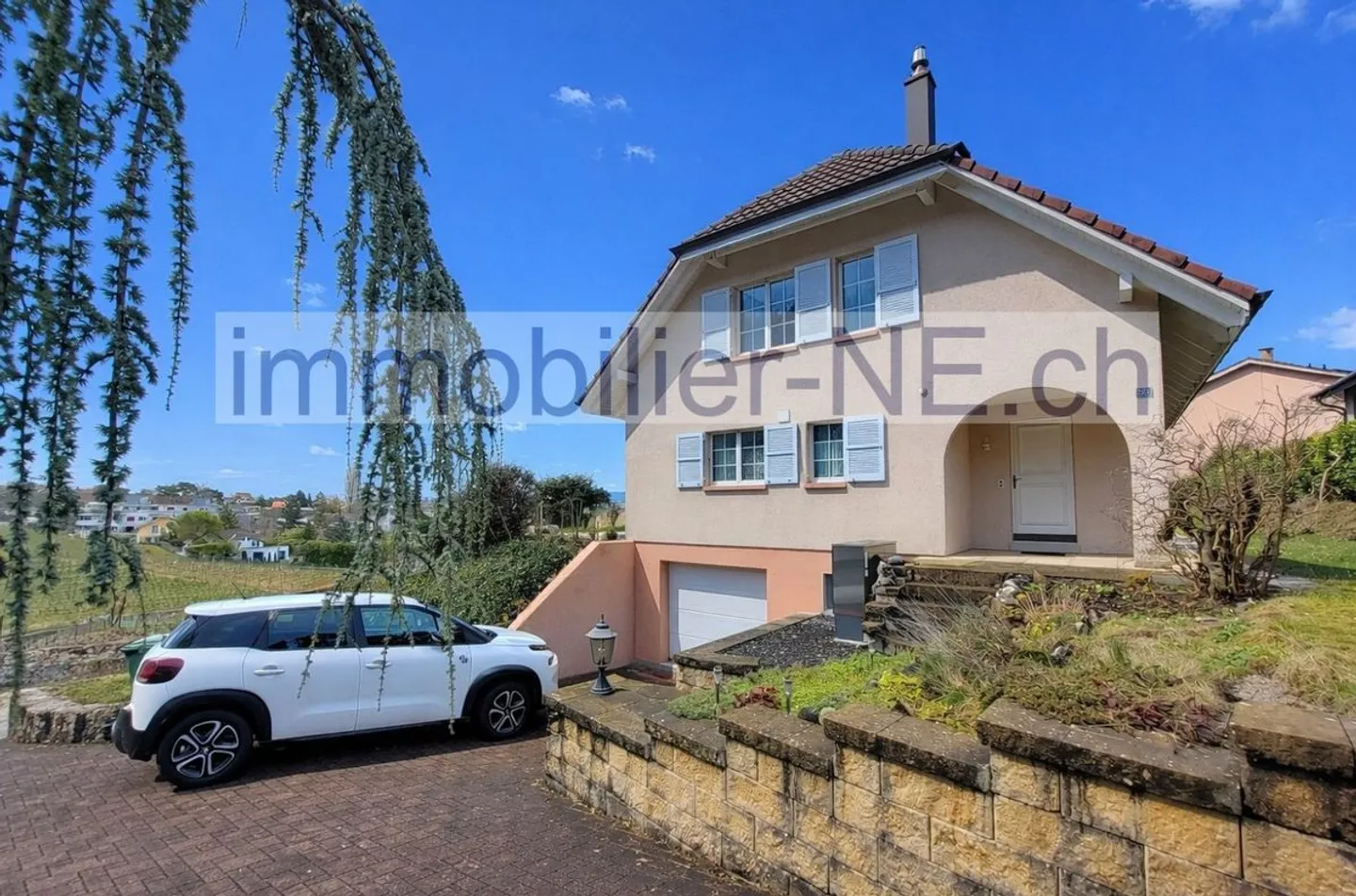 Charming individual villa with a large garden, ideally located - Photo 1 of 10