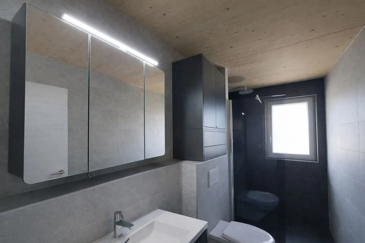 Appartement moderne de 4,5 pièces avec terrasse, une place de parc intérieure et un place de stationnement extérieure - Foto 7 von 11