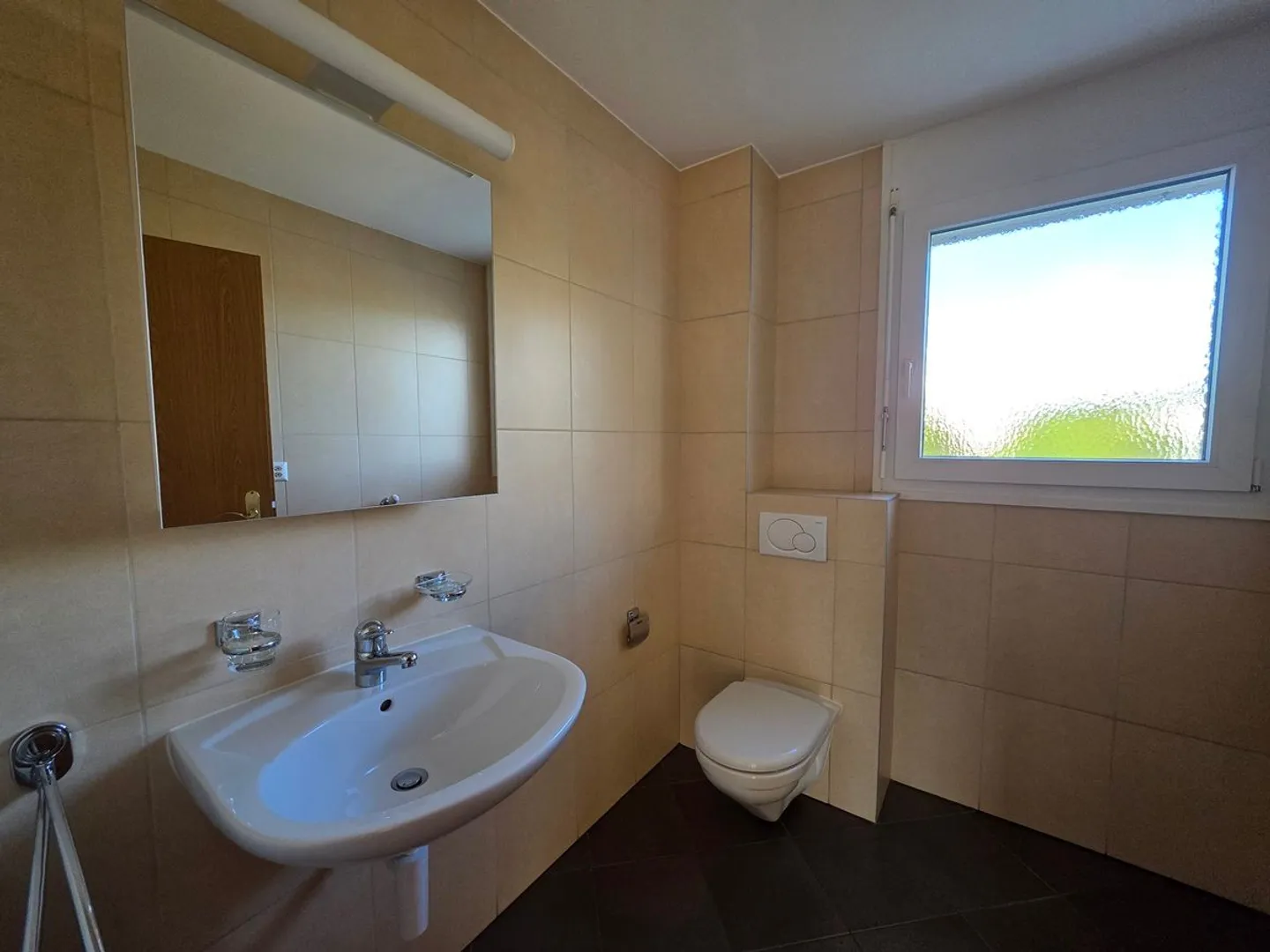 5.5-room apartment with terrace, double garage and outdoor parking space - Photo 10 of 13
