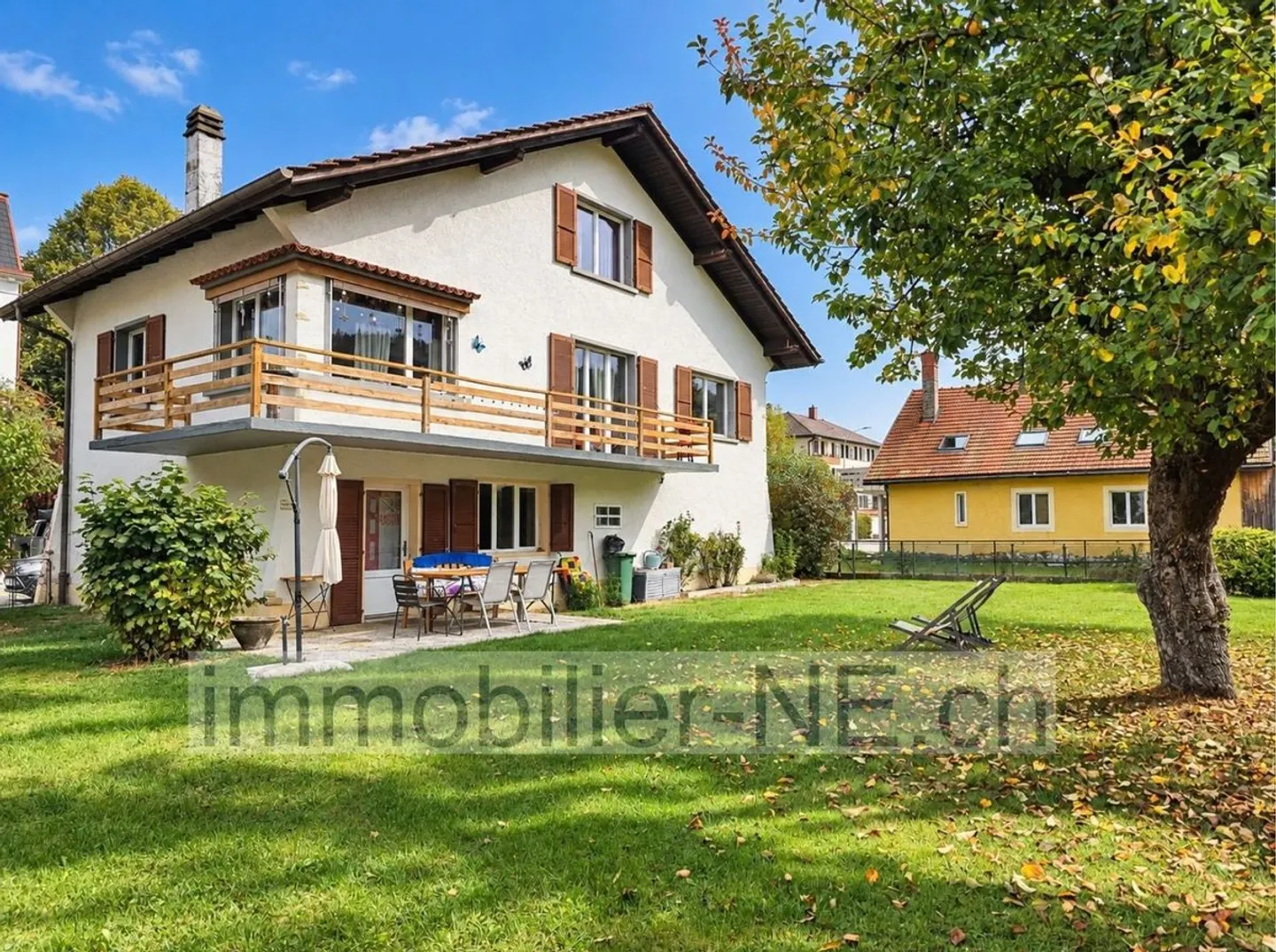 Villa indipendente baciata dal sole, con un ampio giardino e due garage privati - Foto 1 di 13