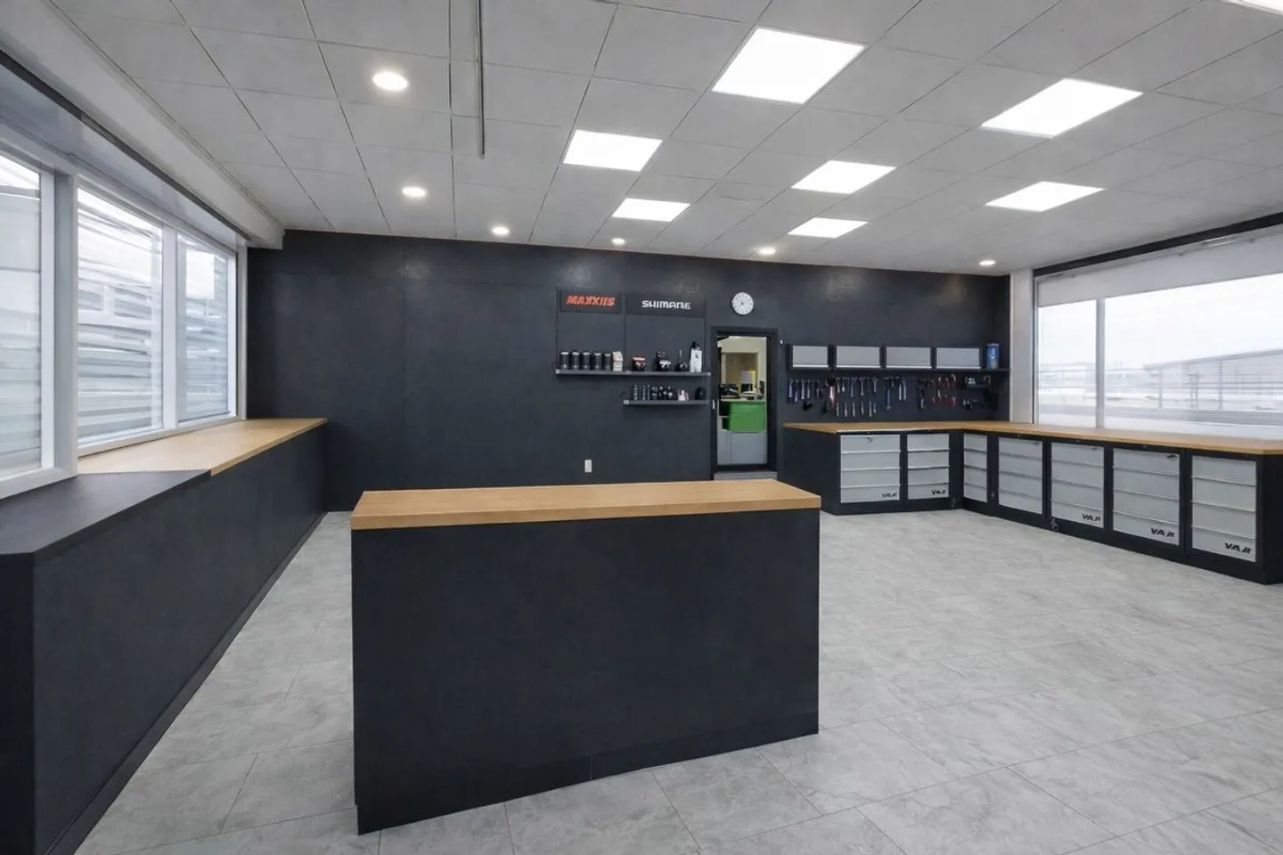 SUPERB COMMERCIAL SPACE OF 470M² ON A VERY BUSY AXIS - Photo 4 of 8