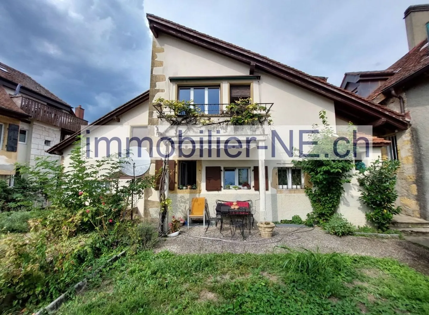 Charmantes Haus mit Garten, bestehend aus zwei Wohnungen und einem Friseursalon - Foto 1 von 11