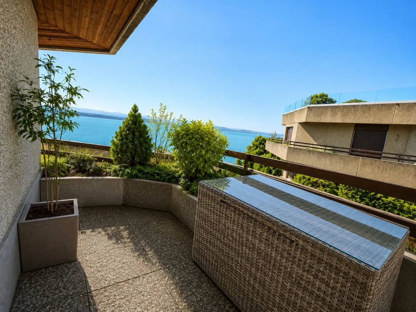 3.5-room apartment with panoramic lake view and indoor parking space - Photo 2 of 8