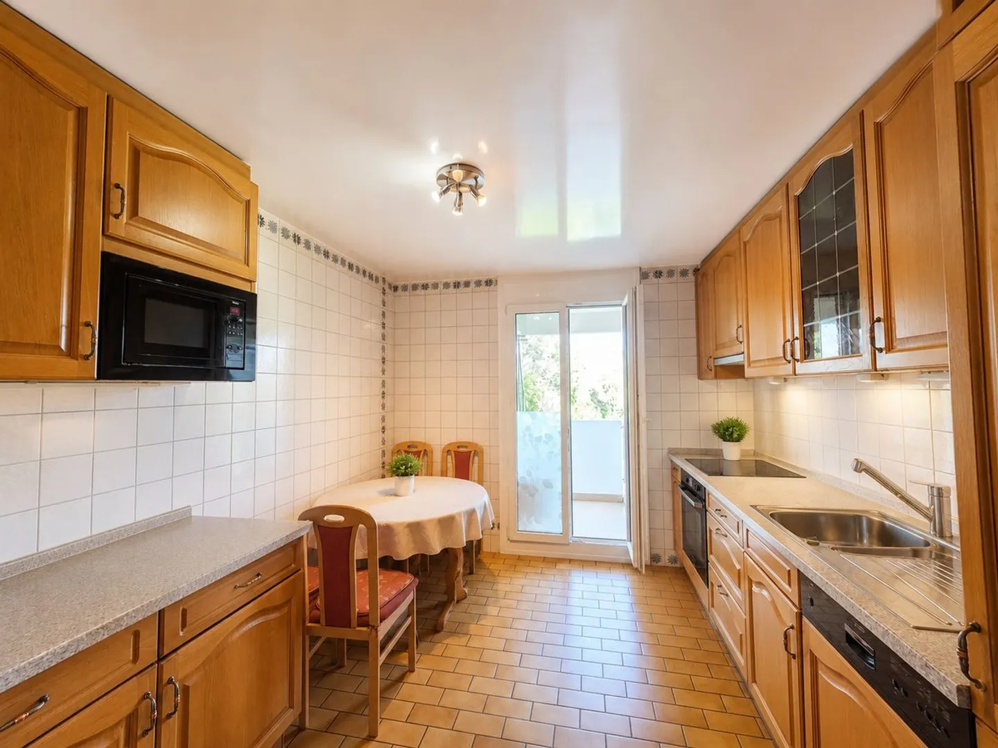 Bright 5.5-room apartment with elevator and garage - Photo 3 of 11