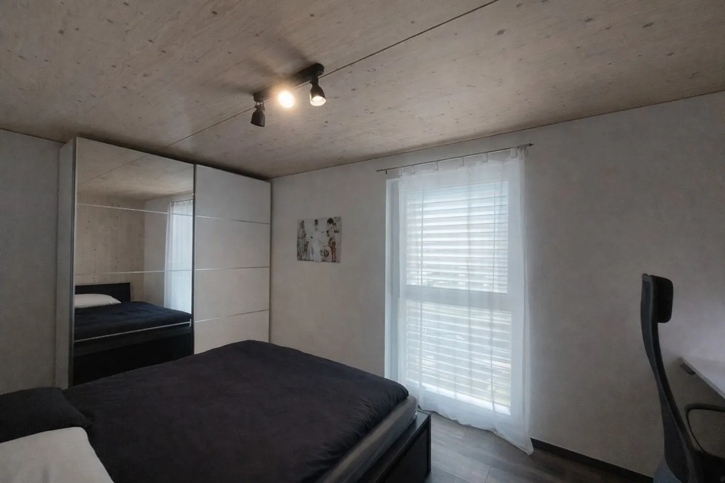 Appartement moderne de 4,5 pièces avec terrasse, une place de parc intérieure et un place de stationnement extérieure - Foto 5 von 11