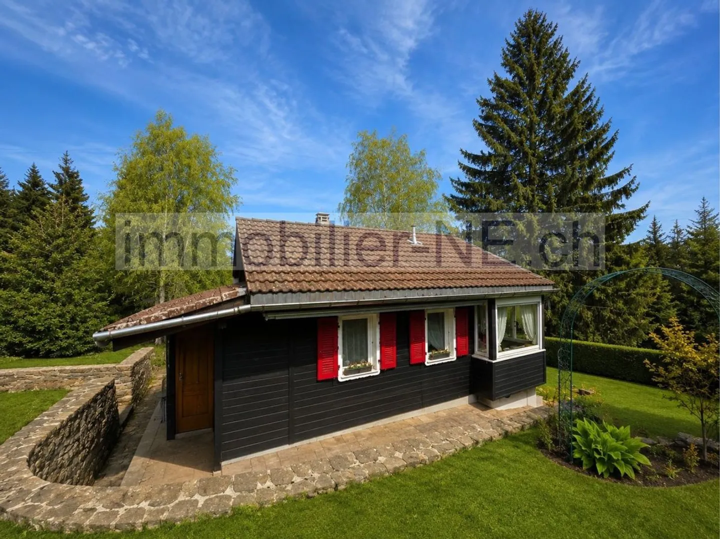Chalet situé sur une vaste parcelle ensoleillée et cadre de vie privilégié - Photo 1 of 10