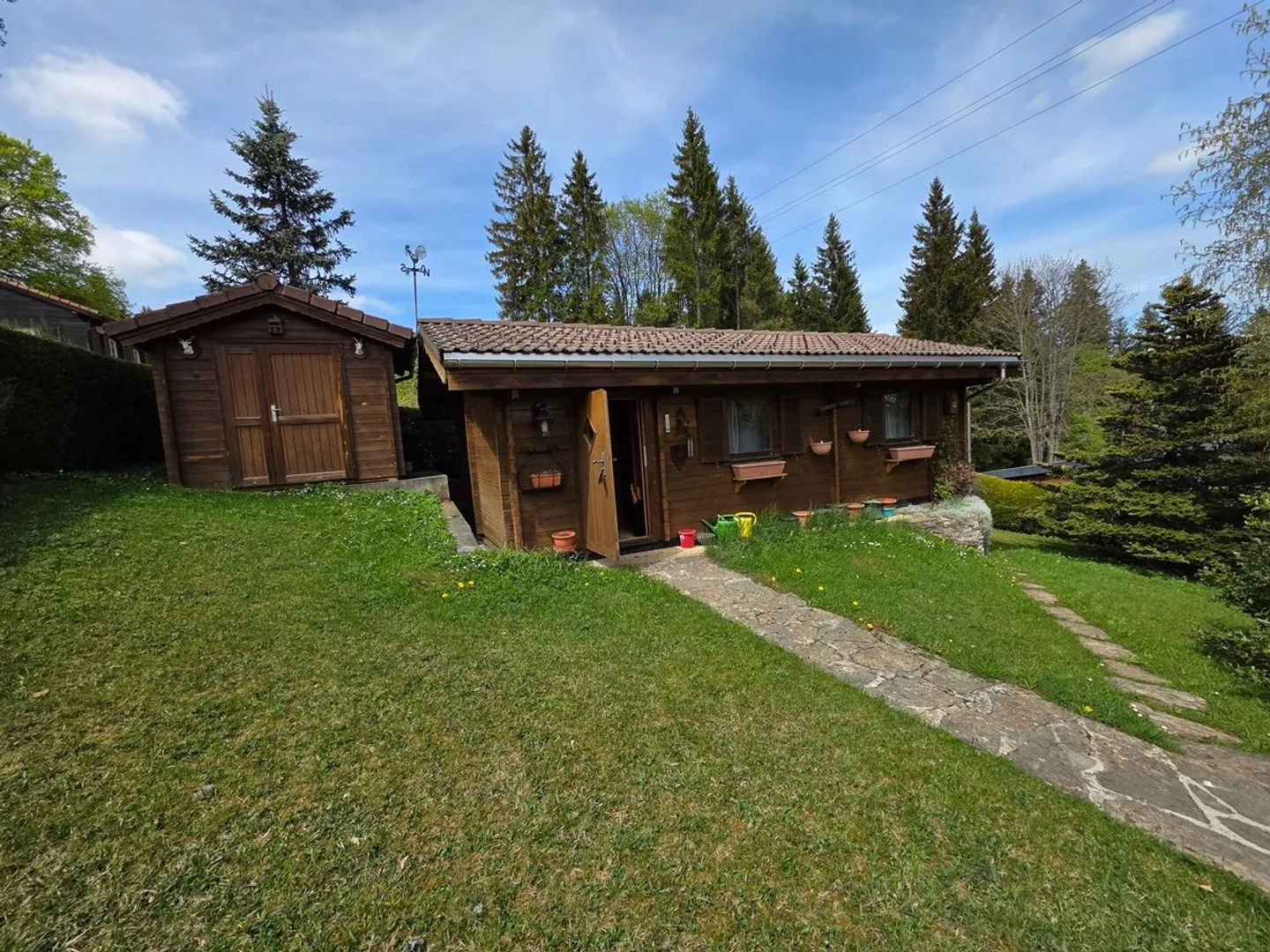 Zwei Chalets auf einem großen sonnigen Grundstück - Foto 1 von 8
