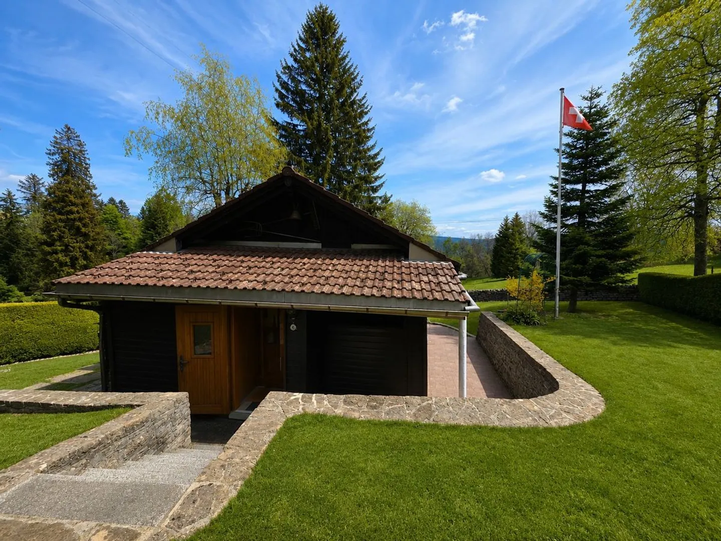 Chalet situé sur une vaste parcelle ensoleillée et cadre de vie privilégié - Photo 2 of 10