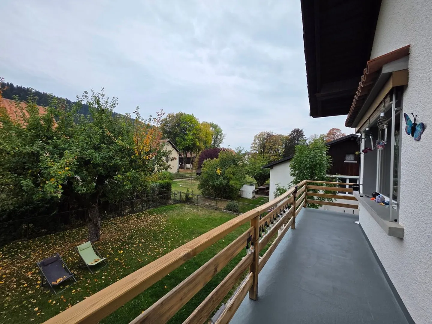 Villa indipendente baciata dal sole, con un ampio giardino e due garage privati - Foto 3 di 13
