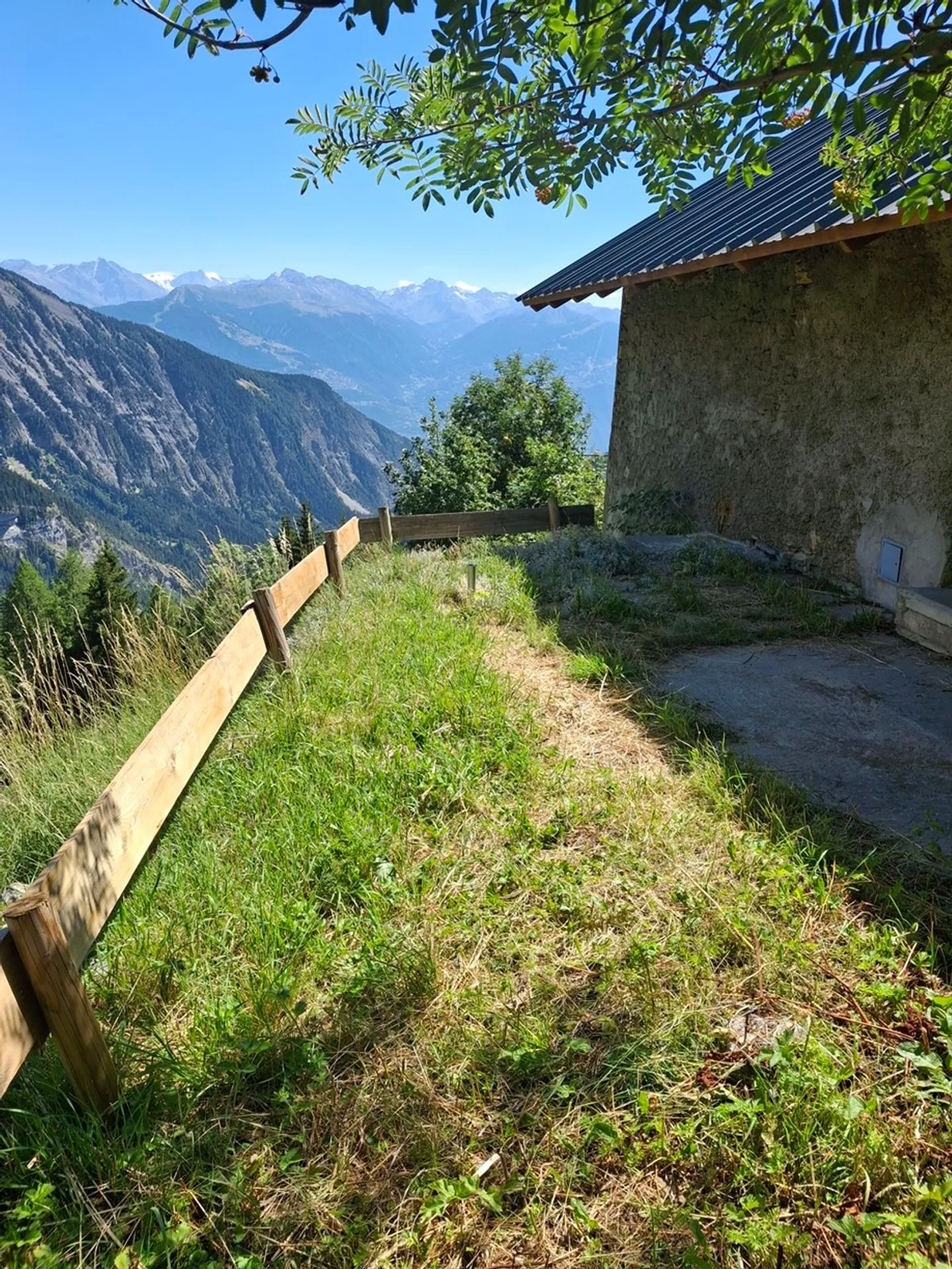 Charmante Mayen mit herrlichem Panoramablick auf die Berge - Foto 2 von 10