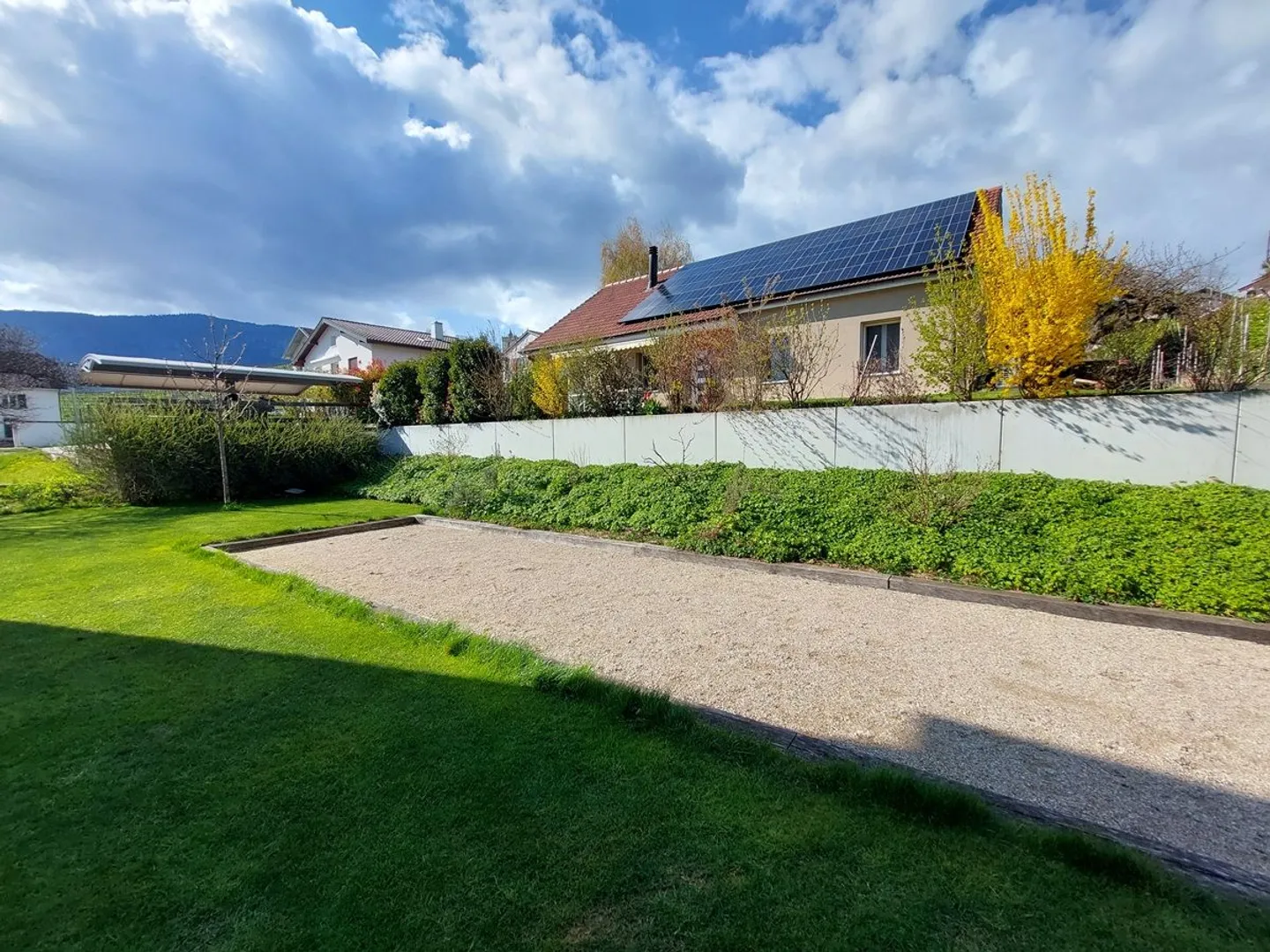 Appartement moderne de 4,5 pièces avec terrasse, une place de parc intérieure et un place de stationnement extérieure - Foto 9 von 11