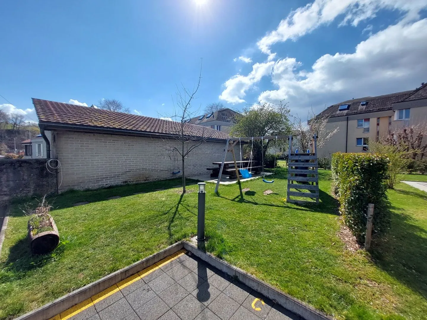 Appartement moderne de 4,5 pièces avec terrasse, une place de parc intérieure et un place de stationnement extérieure - Foto 8 von 11