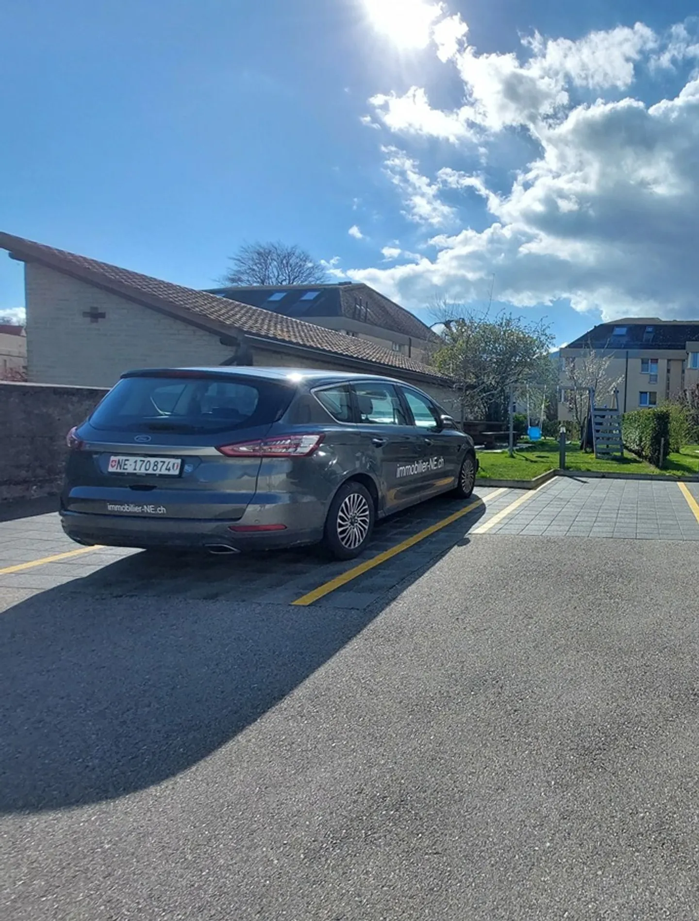 Appartement moderne de 4,5 pièces avec terrasse, une place de parc intérieure et un place de stationnement extérieure - Foto 11 von 11