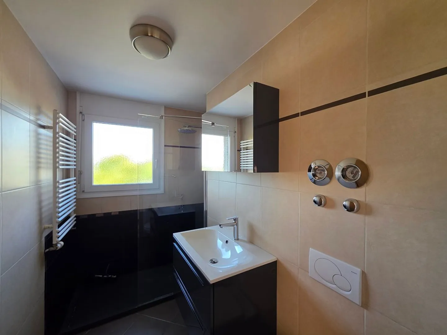 5.5-room apartment with terrace, double garage and outdoor parking space - Photo 11 of 13