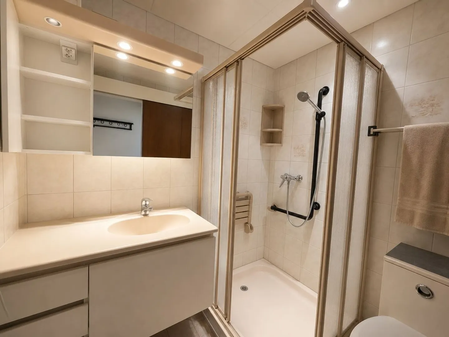 Appartement spacieux 4,5 pièces - Photo 8 sur 10