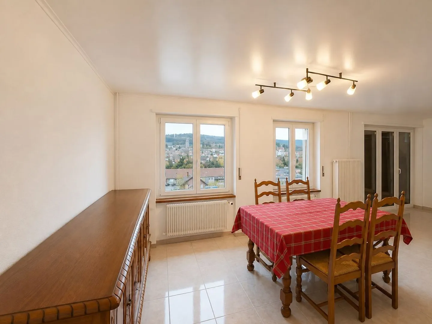 Appartement spacieux avec balcons - Photo 2 sur 8