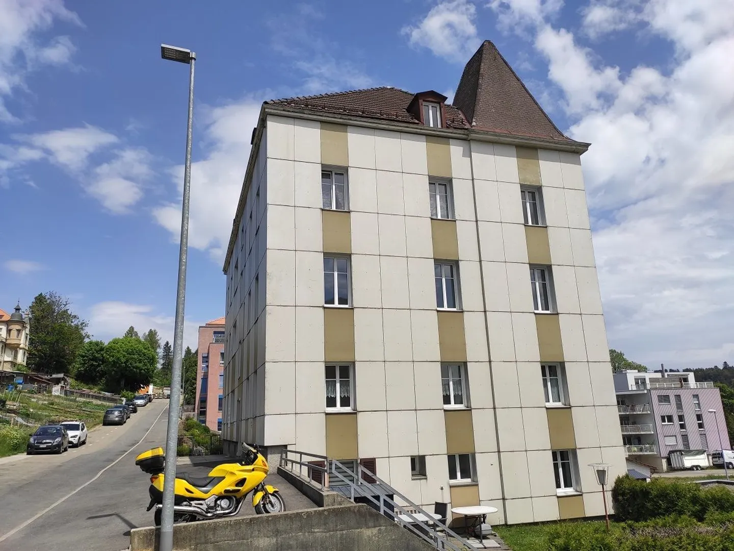 Yield building with 9 apartments, 1 workshop and 8 garages - Photo 3 of 9