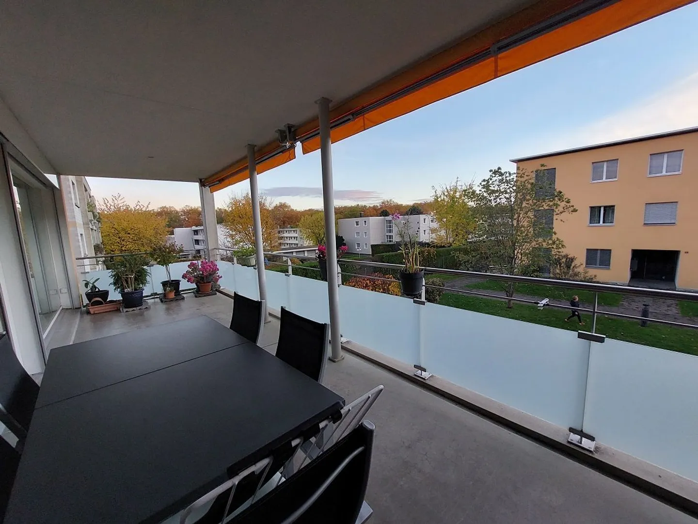 Very bright 4.5 room apartment with terrace - Photo 3 of 9