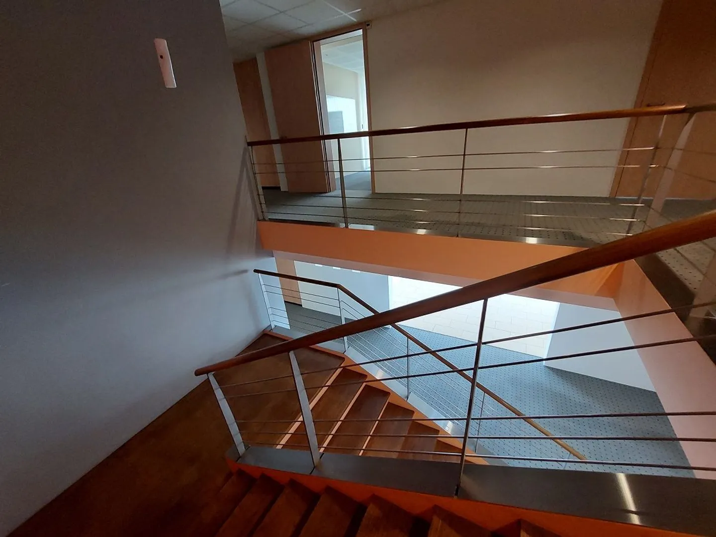 Edificio commerciale con 23 posti auto esterni - Foto 6 di 13