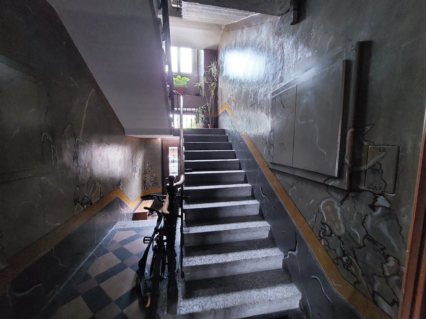 Rental building with 9 apartments and 1 commercial space - Photo 5 of 13