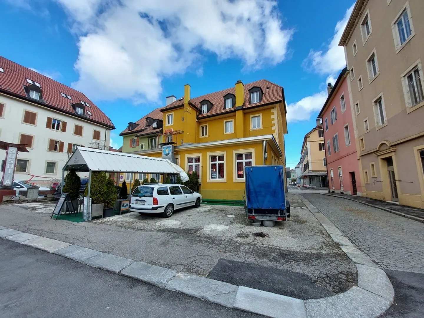 Yield building with a restaurant and 15 rooms - Photo 3 of 13