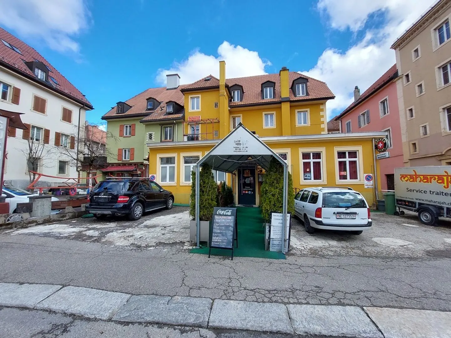 Yield building with a restaurant and 15 rooms - Photo 2 of 13