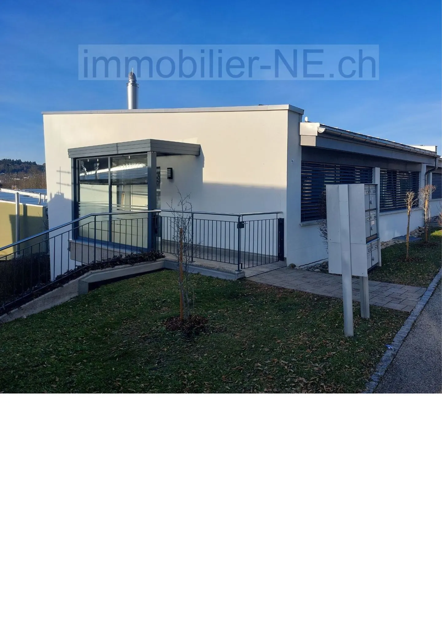 Zeitgenössische Villa mit einem privaten Garten und einem Innenparkplatz. - Foto 13 von 13