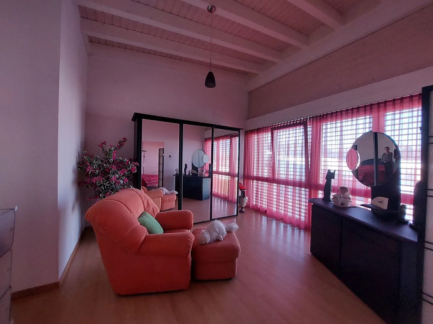 Stunning contemporary villa with a large bay window - Photo 10 of 13