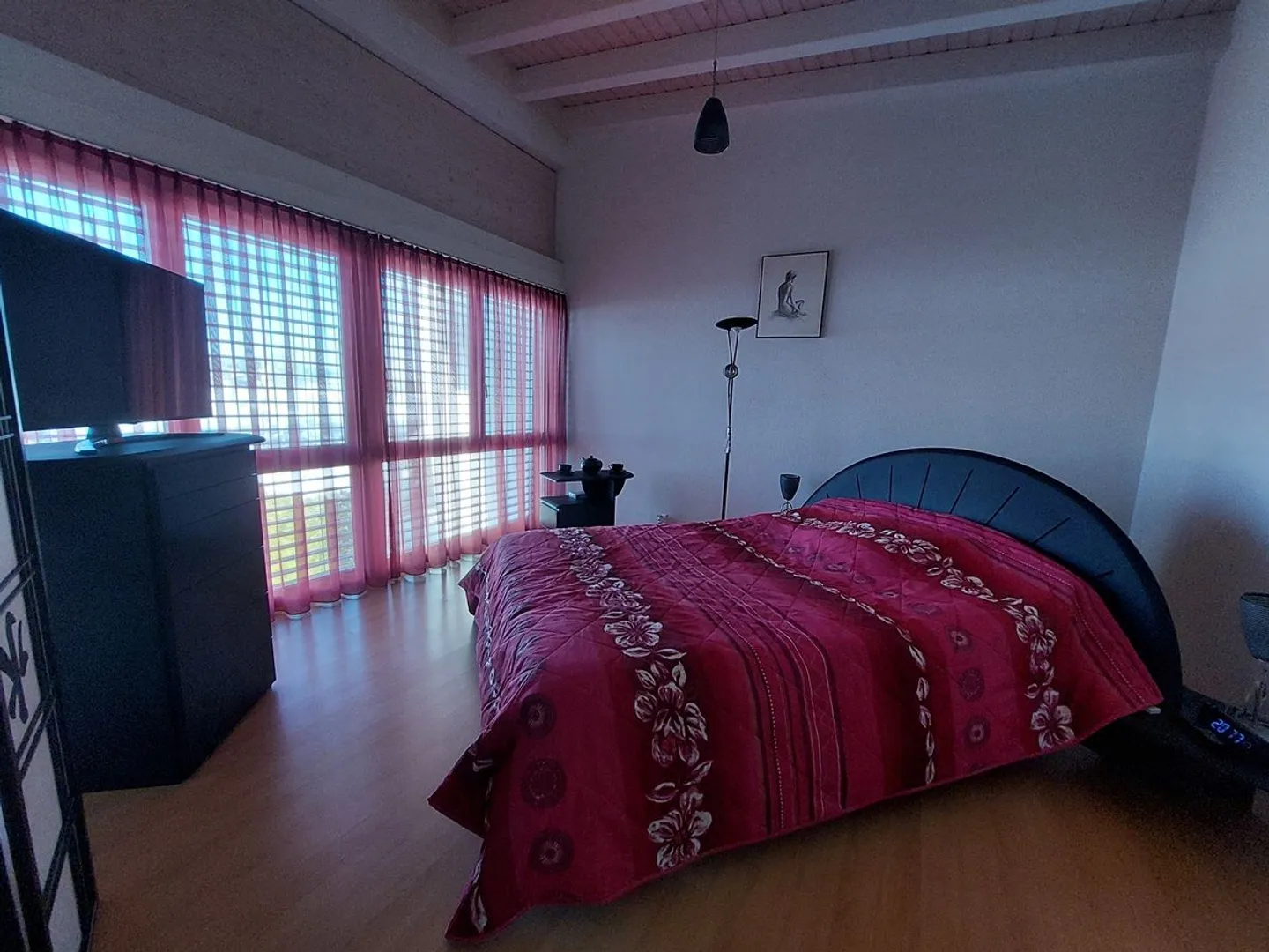 Stunning contemporary villa with a large bay window - Photo 9 of 13