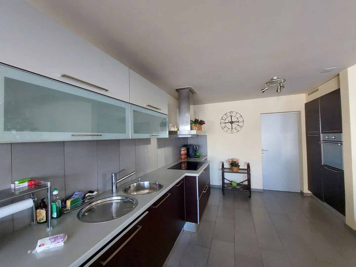 Stunning contemporary villa with a large bay window - Photo 7 of 13