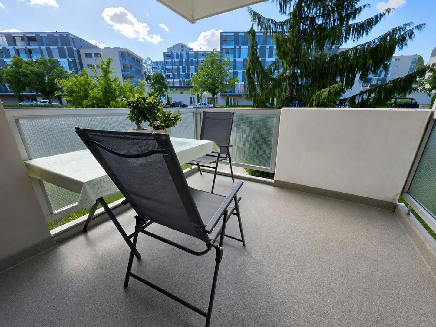 Bright 5.5-room apartment with elevator and garage - Photo 2 of 11
