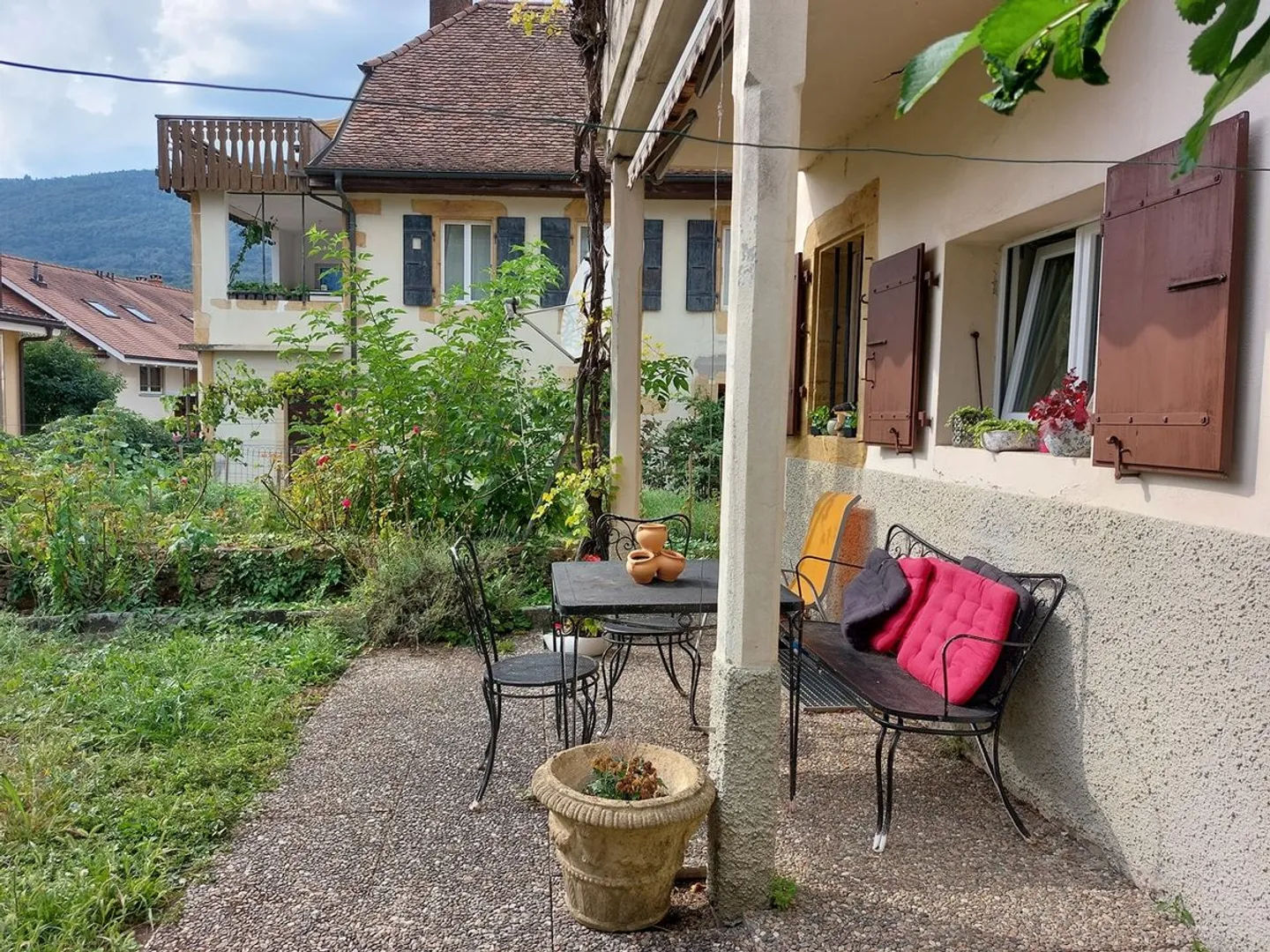 Village house with garden offering two apartments and a commercial space - Photo 6 of 13