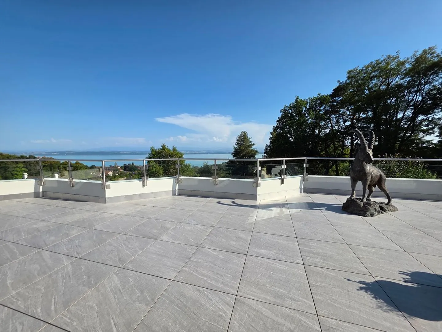 Villa con terrazza di 5,5 stanze con vista mozzafiato sul lago e sulle Alpi - Foto 2 di 13