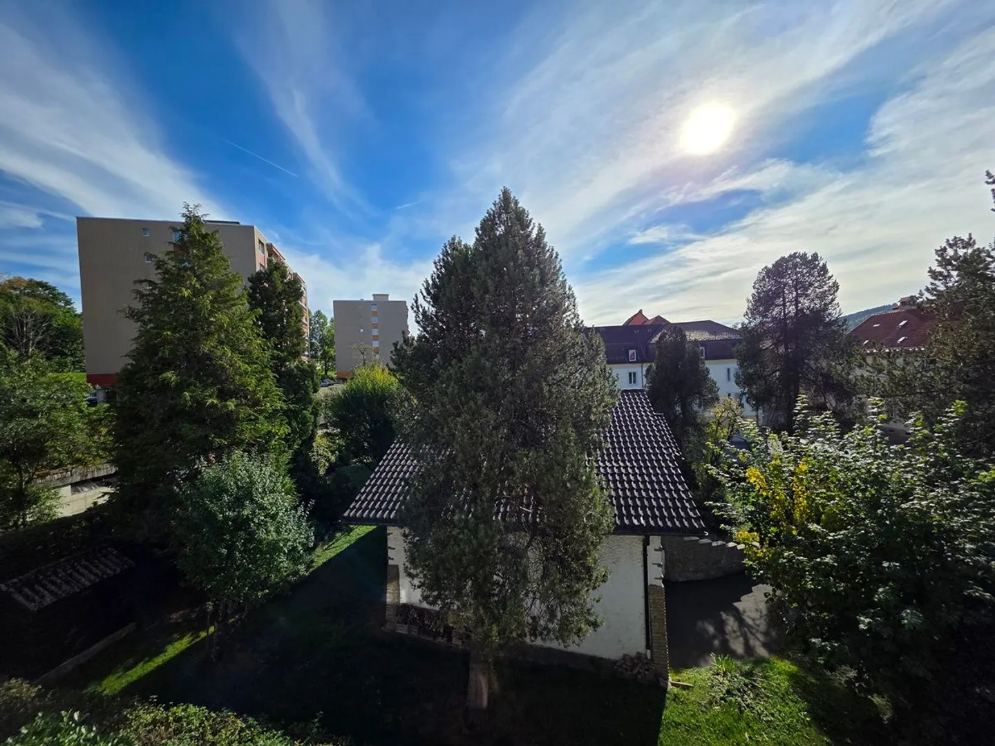 5.5-room apartment with terrace, double garage and outdoor parking space - Photo 4 of 13