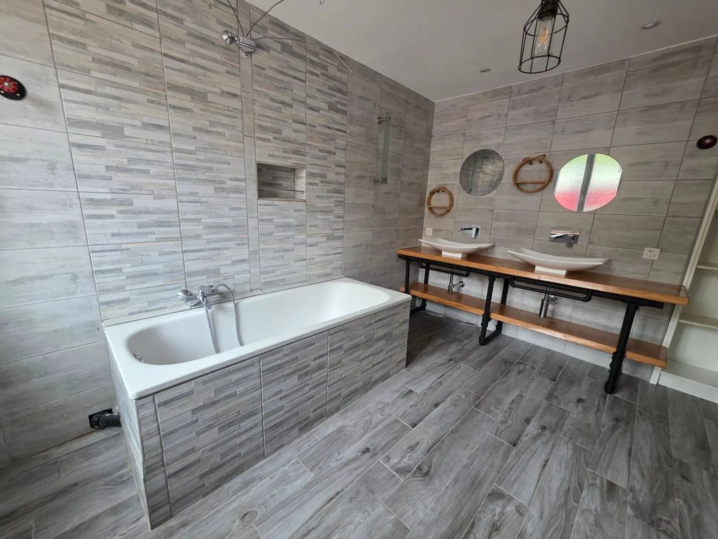 Semi-detached house consisting of 5 fully renovated apartments - Photo 12 of 13