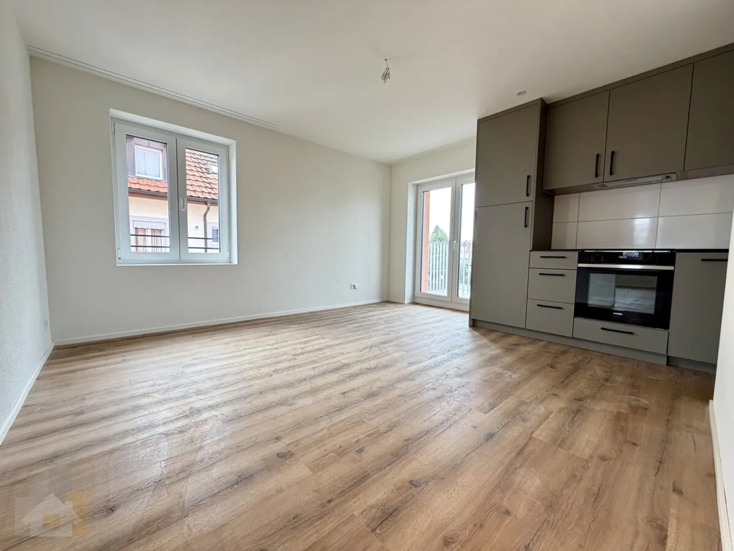 NEUE TOP MODERNE WOHNUNG AN ZENTRALER LAGE - Foto 1 von 7
