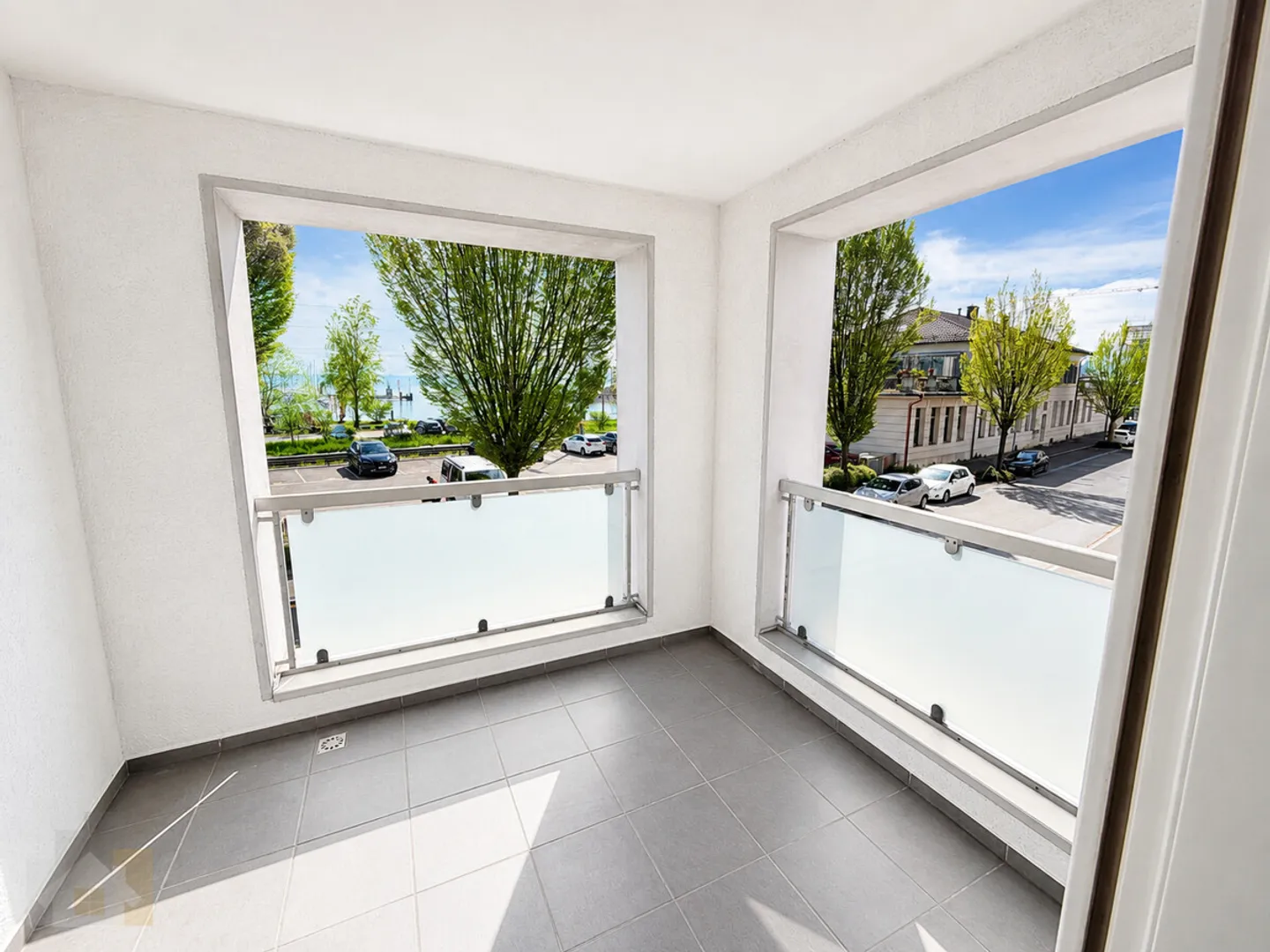 DIRECTEMENT AU LAC AVEC 2 BALCONS ET BEAUCOUP D'ESPACE - Photo 6 sur 13