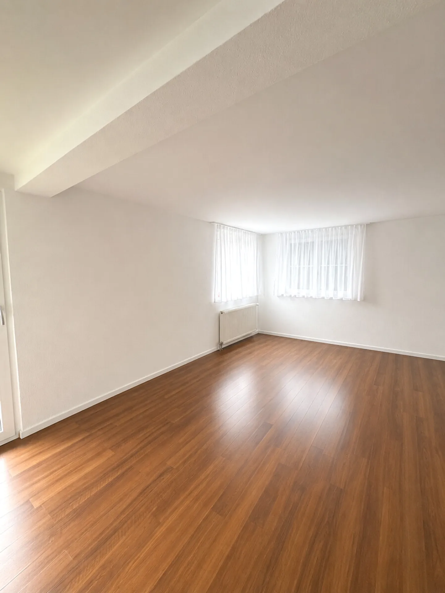 Appartement central de 3,5 pièces au rez-de-chaussée surélevé avec grand balcon - Photo 5 sur 7
