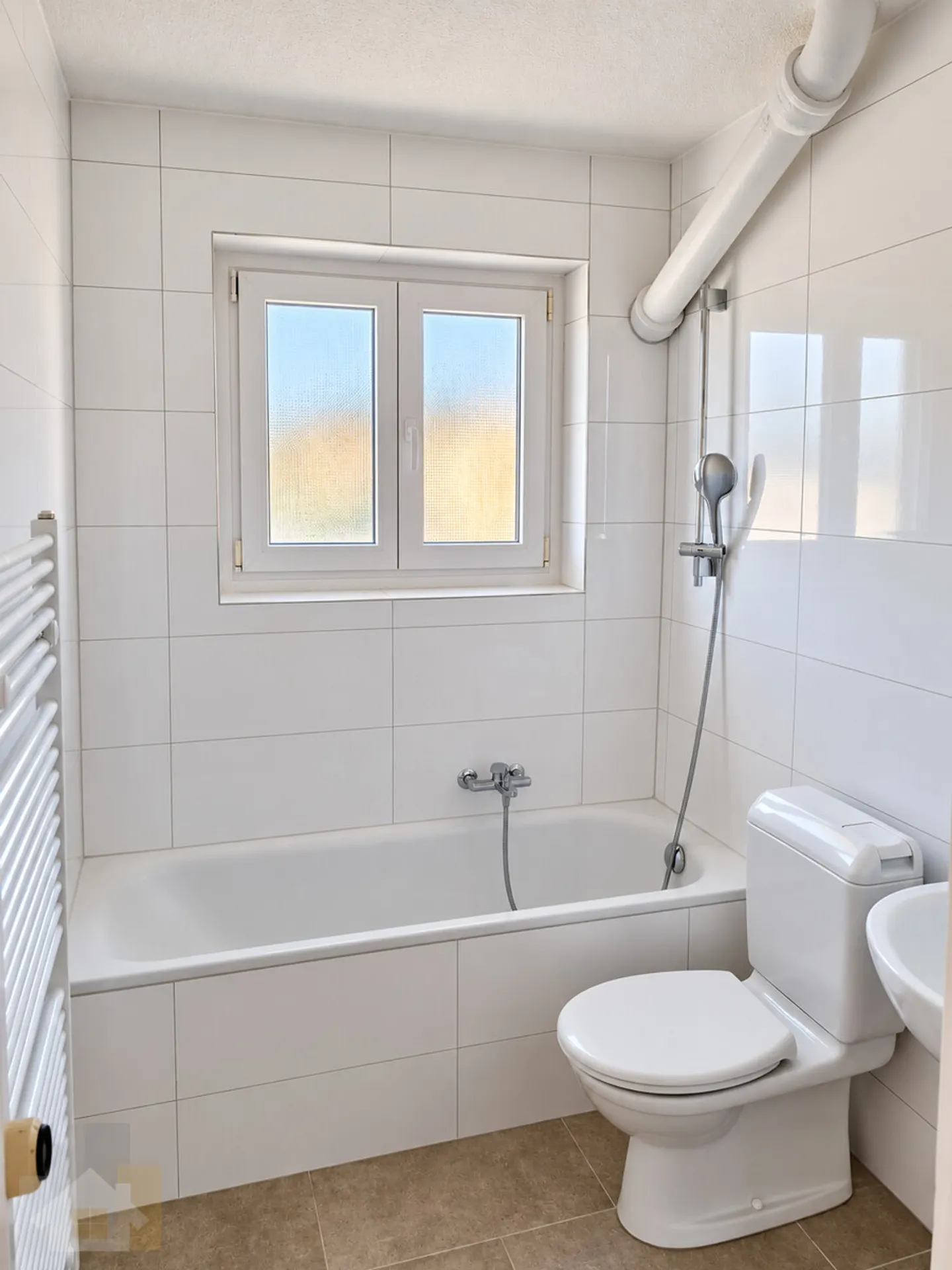 RENOVATED APARTMENT WITH TWO BALCONIES INCLUDING PARKING SPACE - Photo 4 of 9